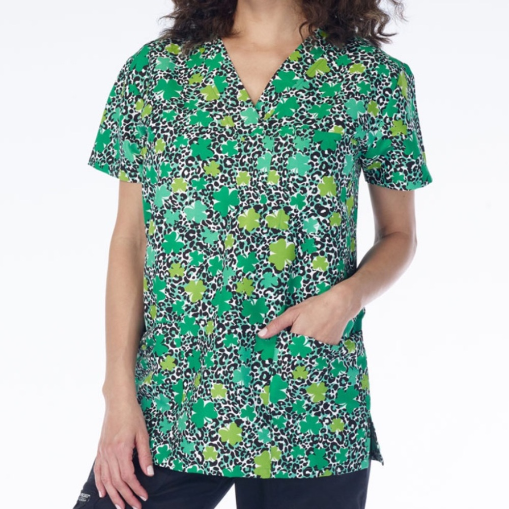 NWT Women’s XL Shamrock Print I Love Scrubs Scrub Top